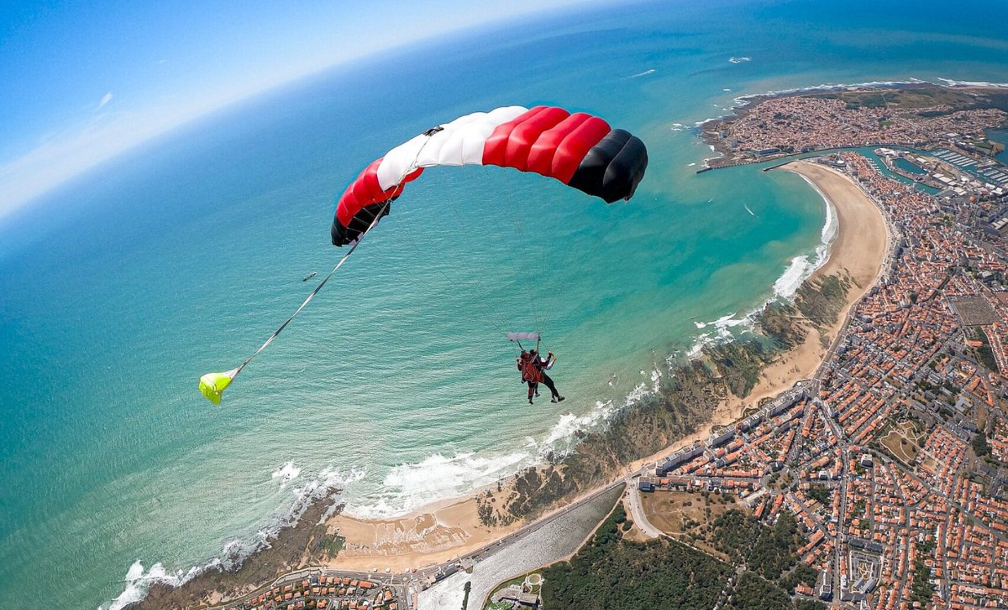 Saut en parachute en tandem au-dessus de la baie des Sables d'Olonne, France
