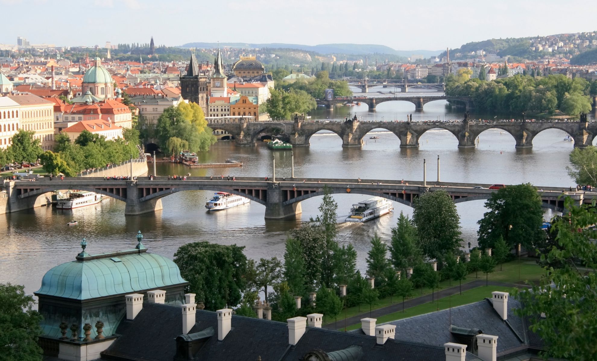 Vue sur le pont Charles depuis le parc de Letná , Prague, République tchèque