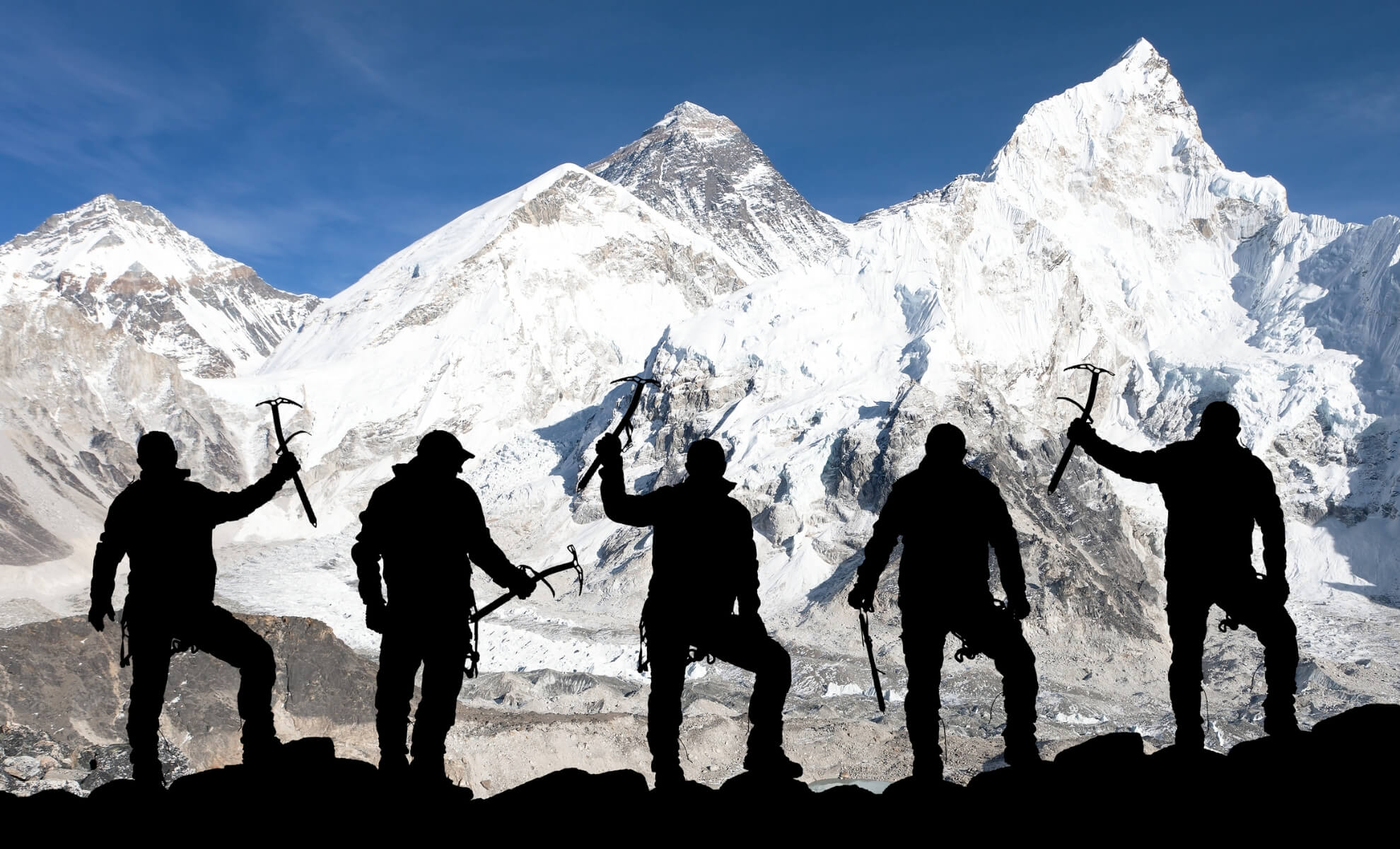 5 hommes en bas de l'Everest