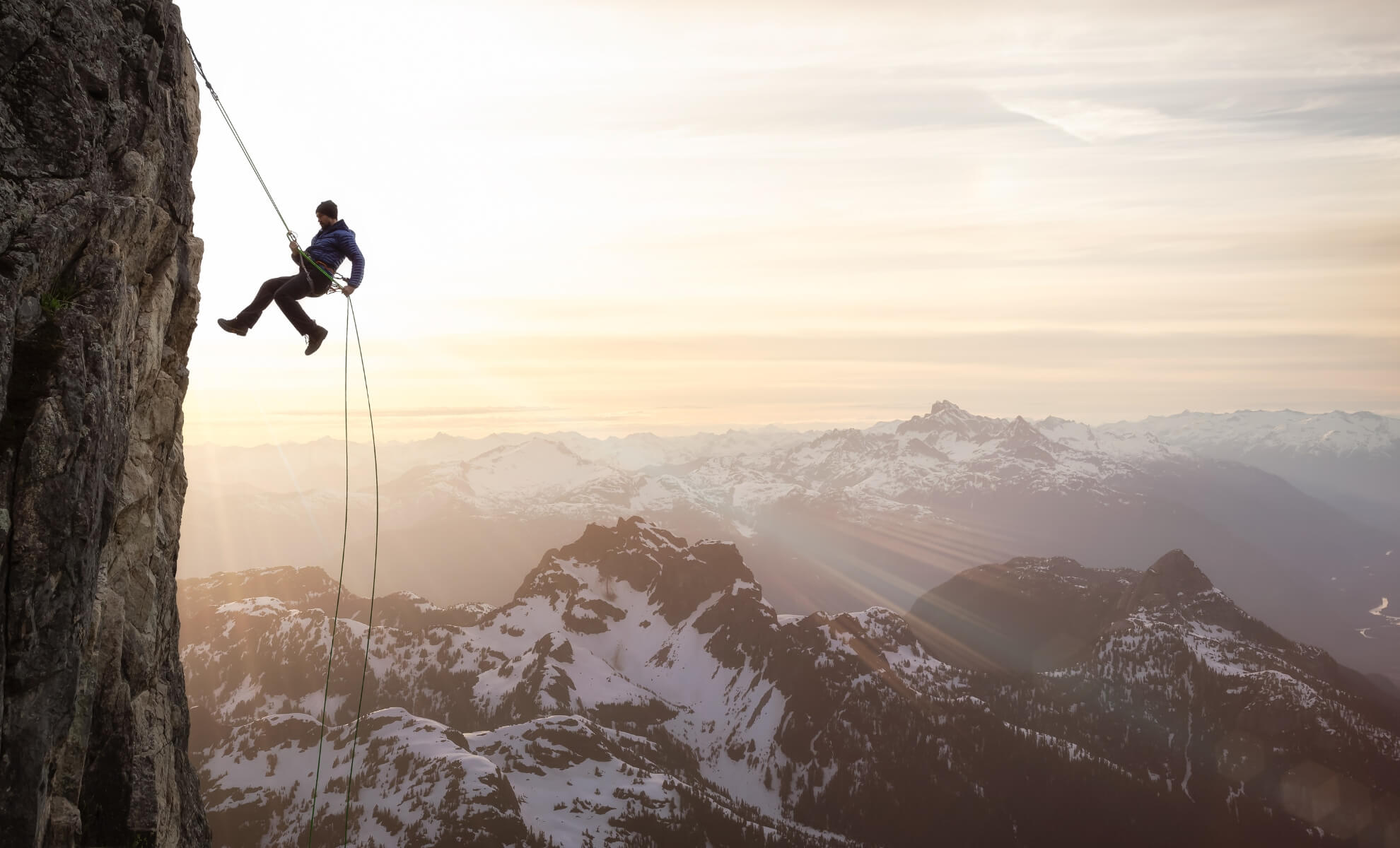 Personne redescendant à l'aide d'une corde à partir d'une montagne