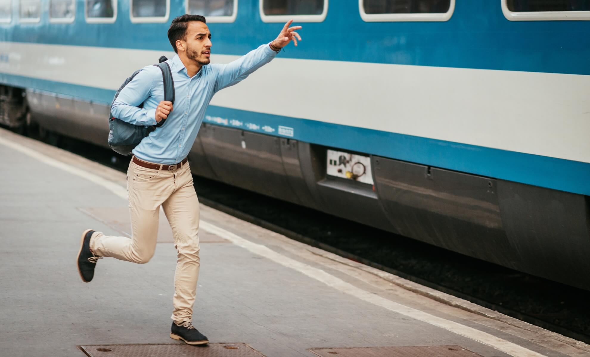 Homme ayant raté son train