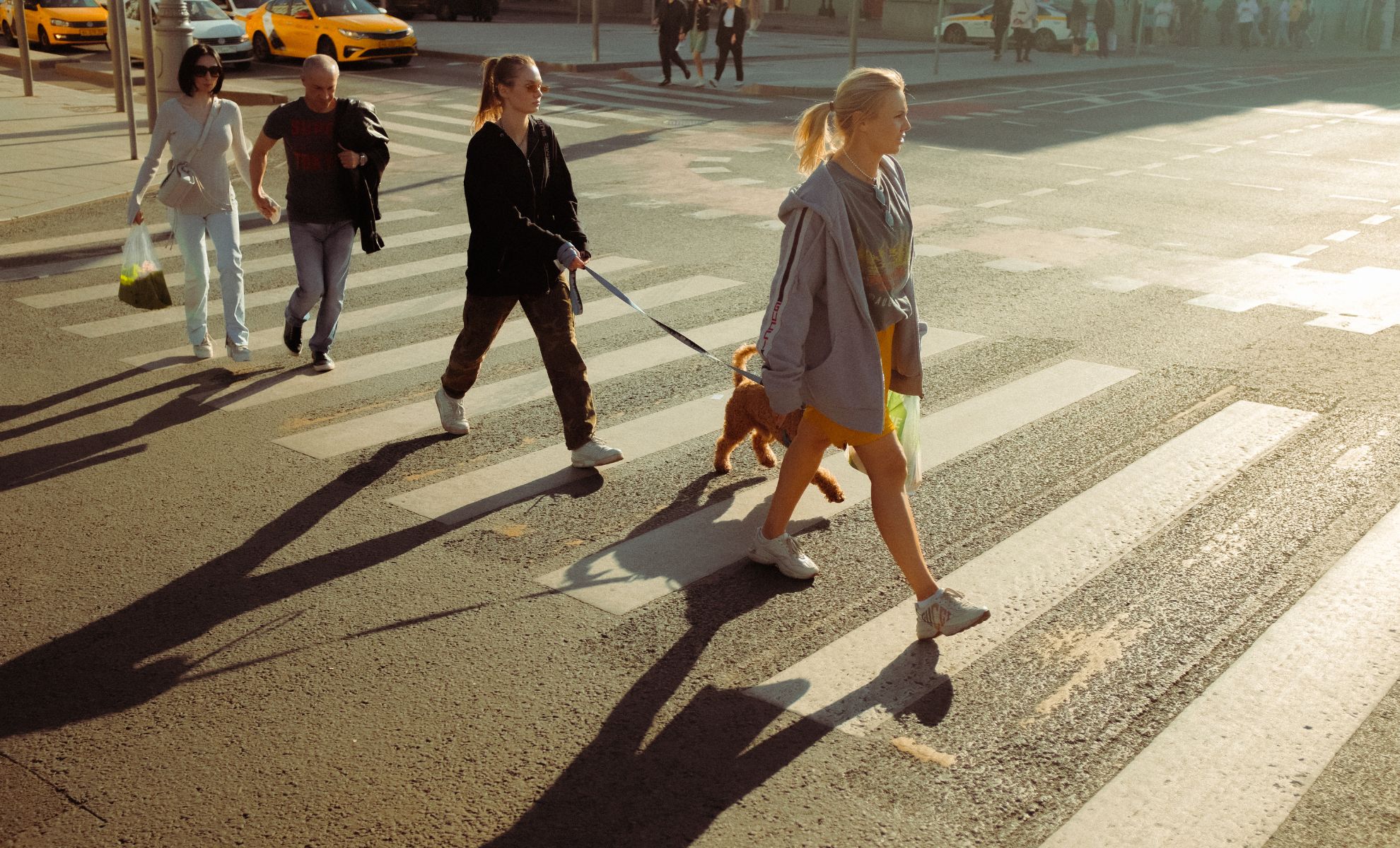 personne qui marche sur un passage piéton