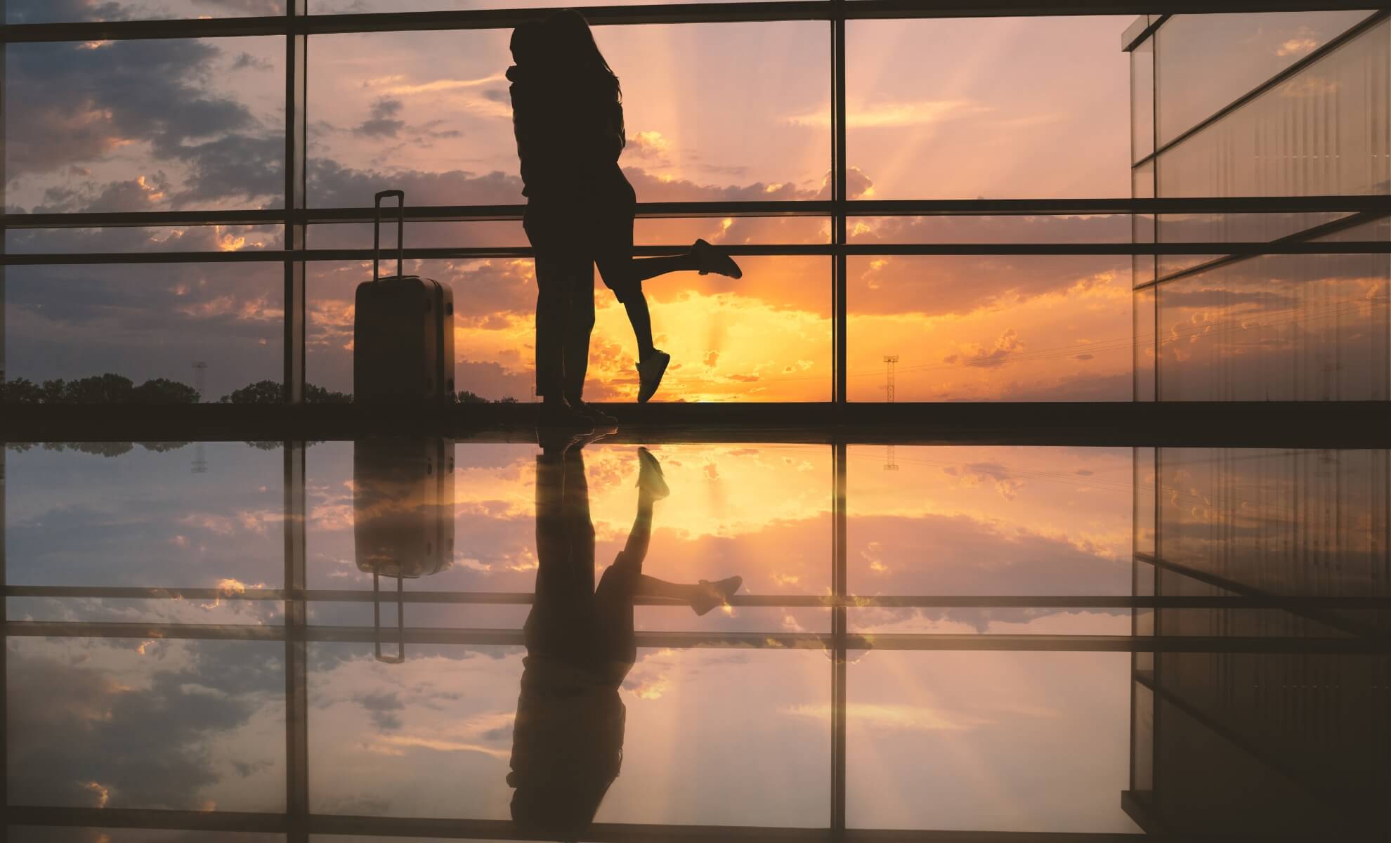 deux personnes se faisant un câlin dans un aéroport