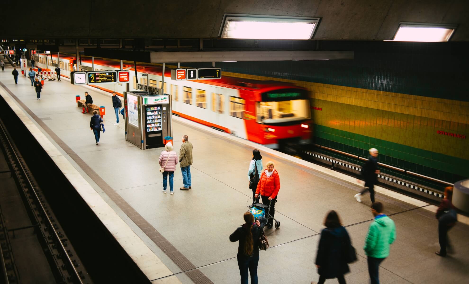 Personne attendant au niveau du quai d'un métro