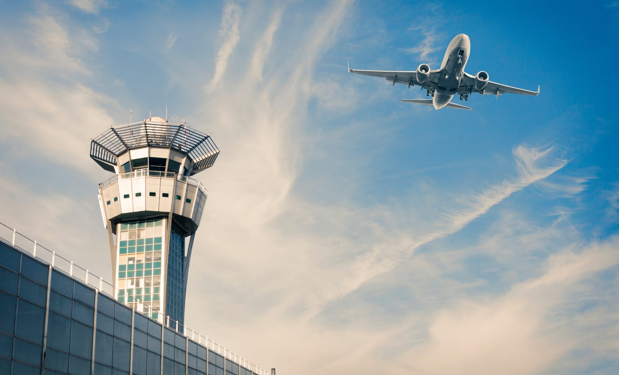 Avion à côté d'une tour de contrôle