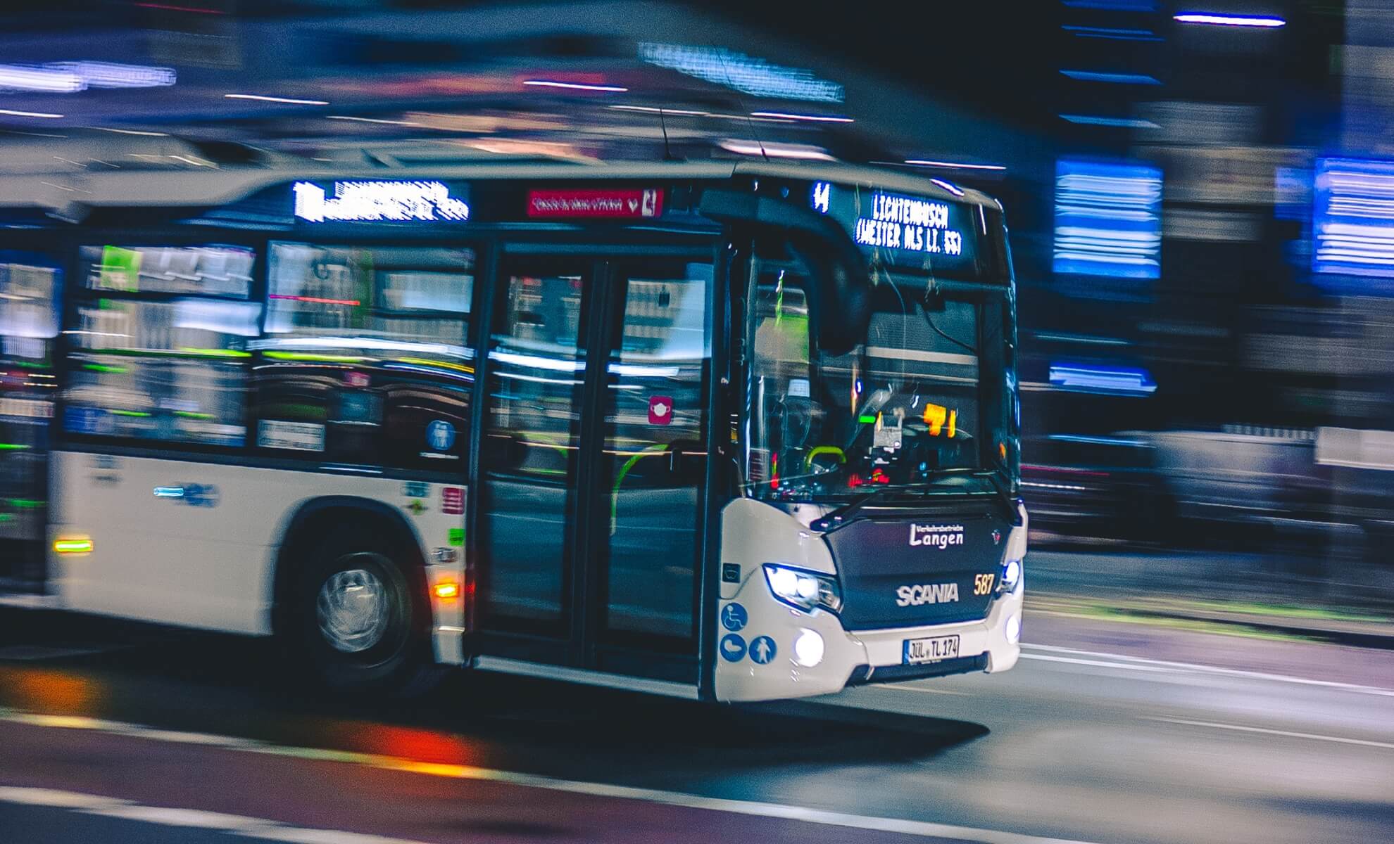 bus menant vers l'aéroport