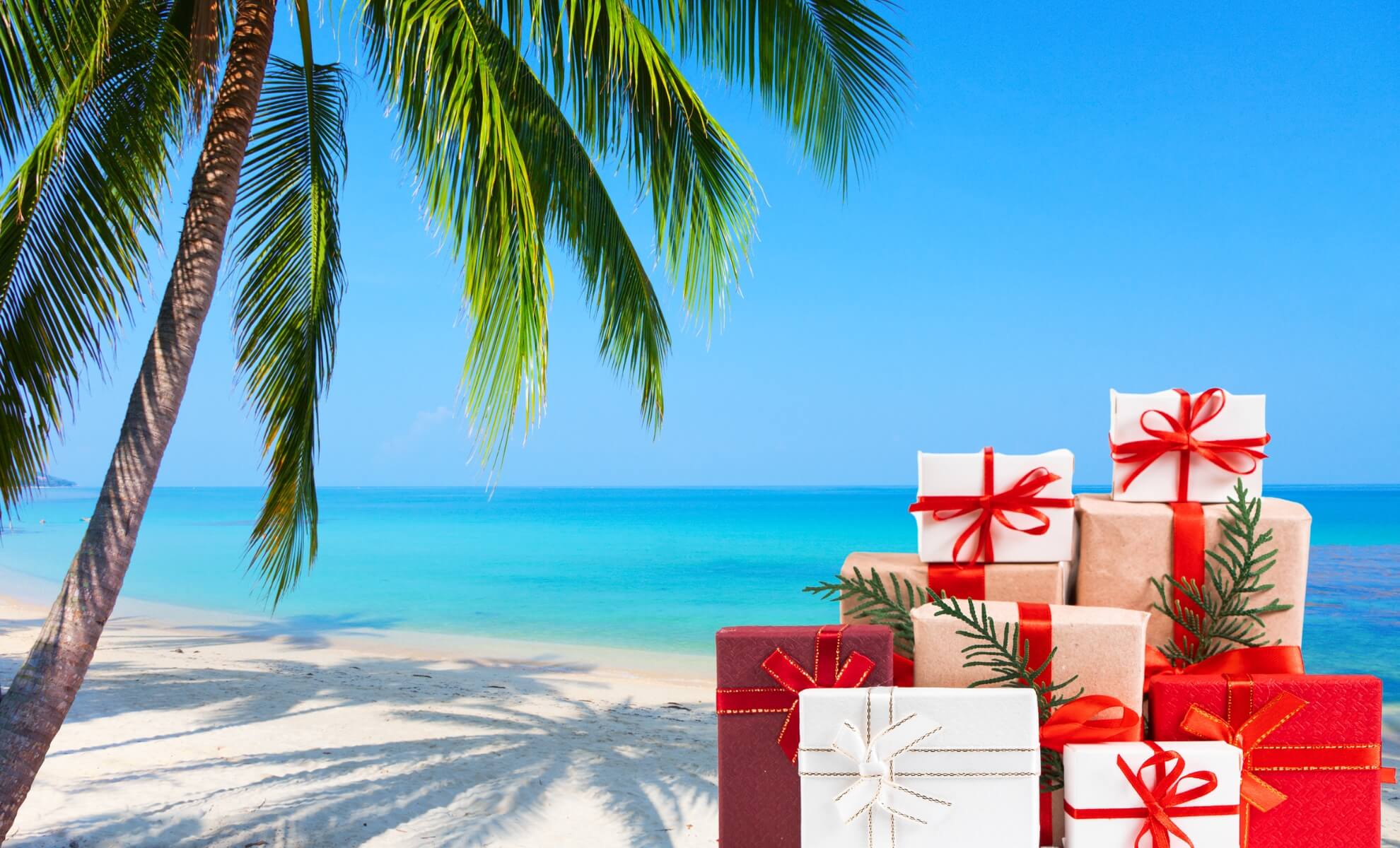 Plage avec des cadeaux de Noël