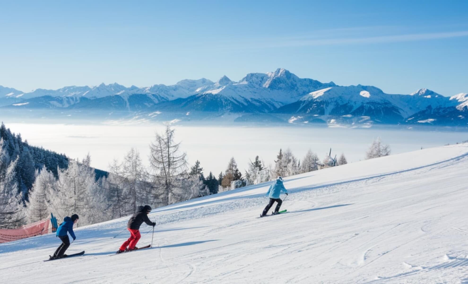 Personne skiant dans les montagnes du Jura