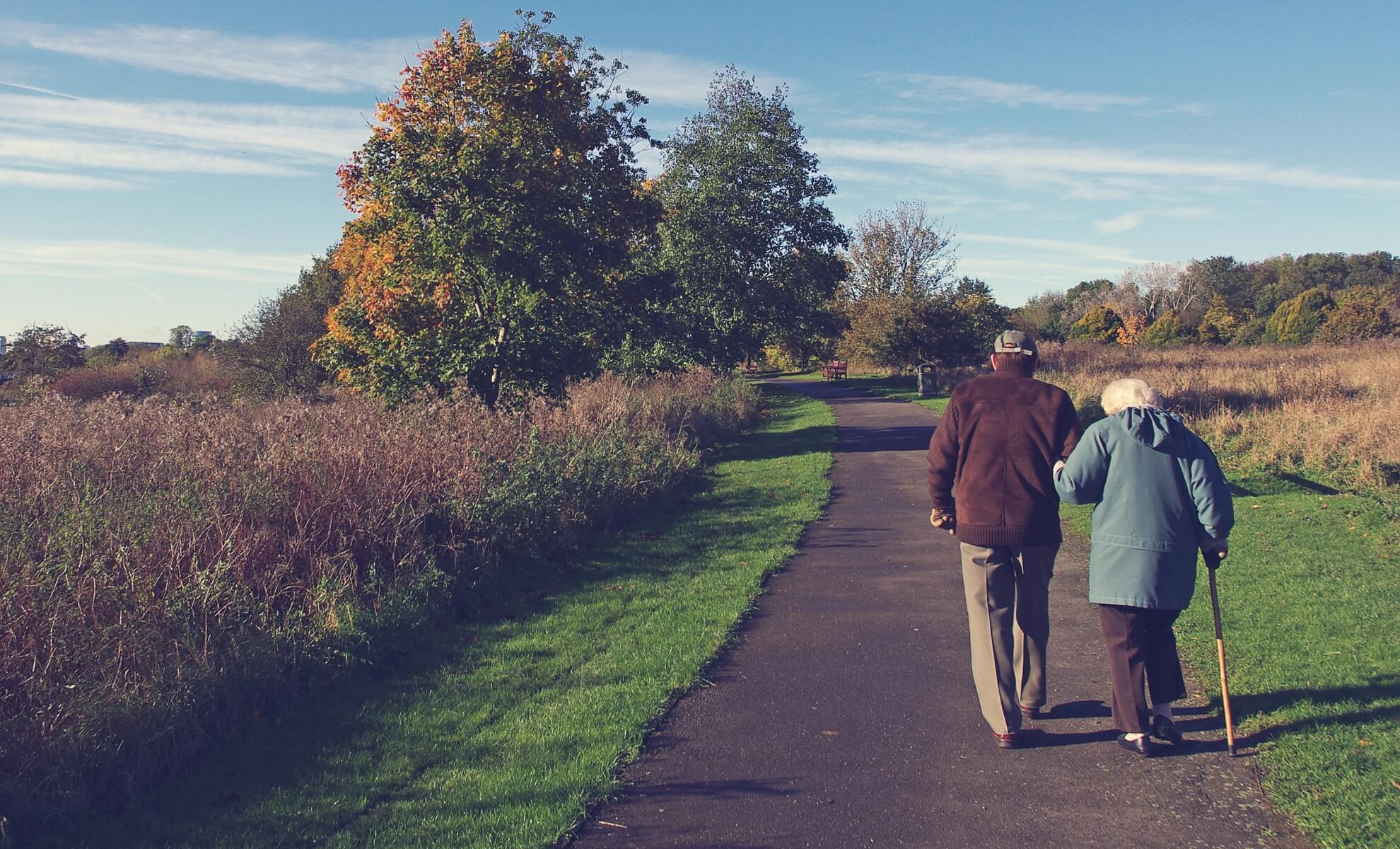 couple de retraité faisant une balade