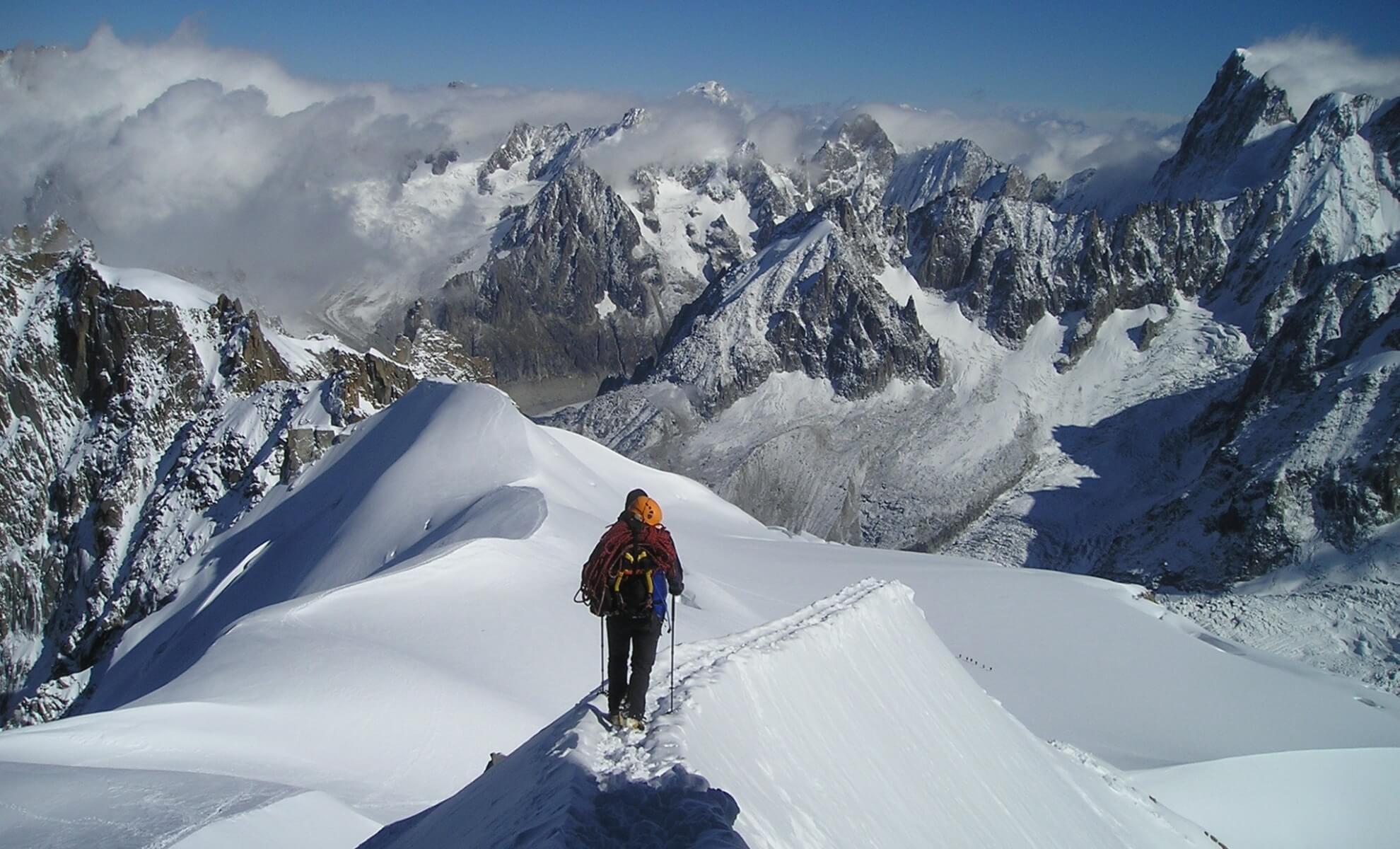 Skieur en haut d'une montagne