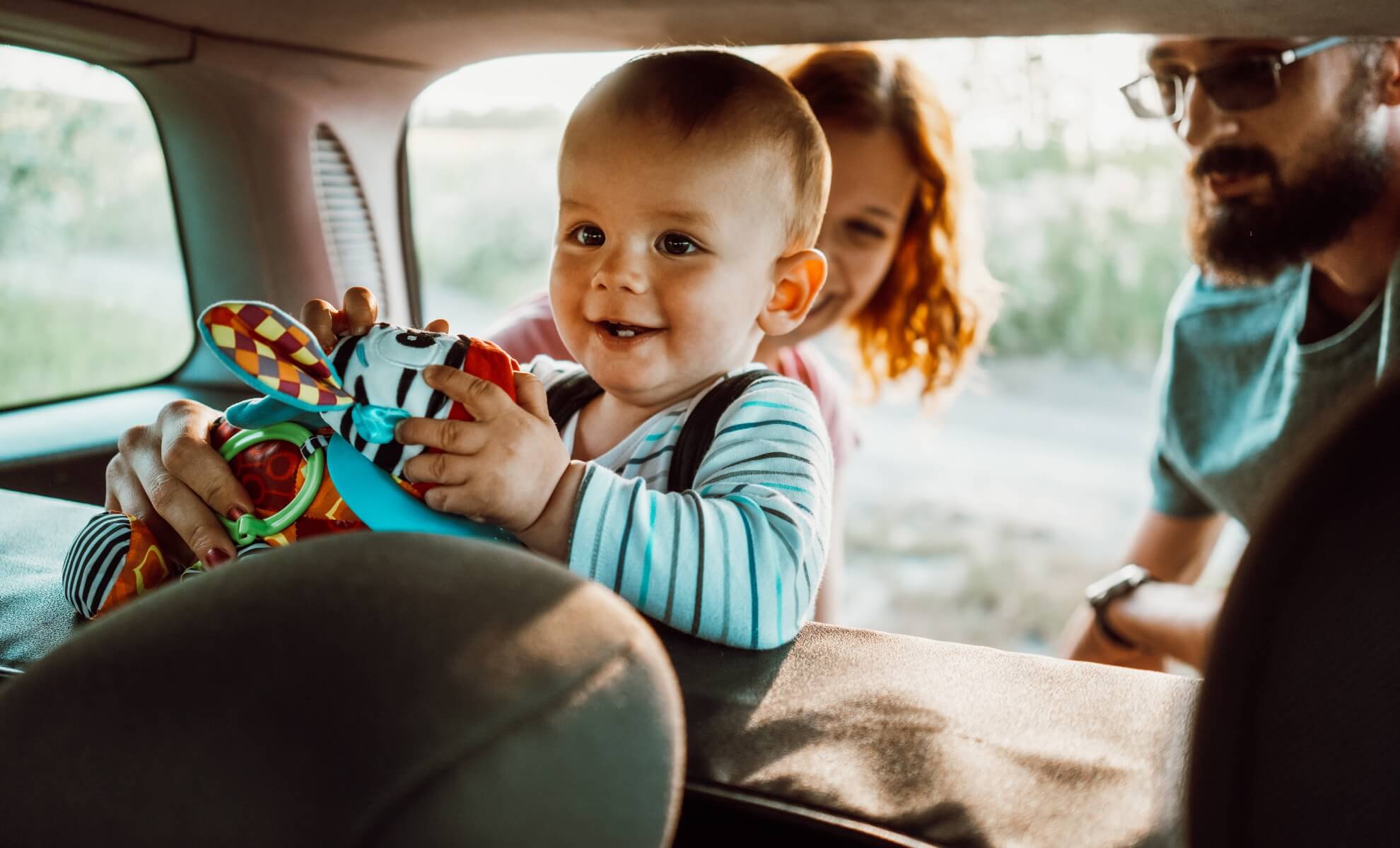 famille avec un bébé en voyage