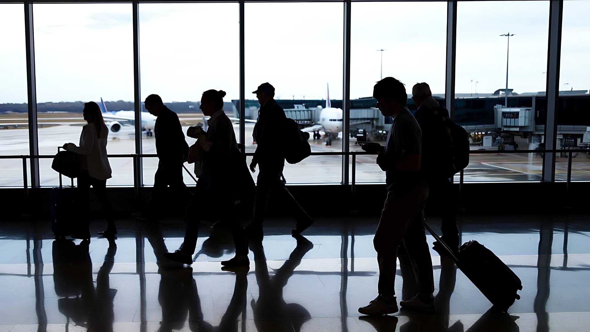 Voyageurs dans un aéroport