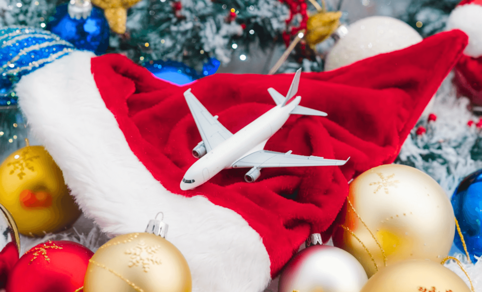 Figurine d'un avion sur un chapeau de Noël