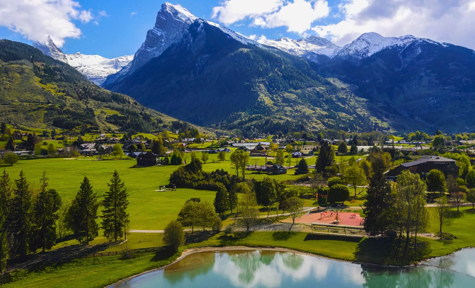 Le village de Samoëns dans les Alpes françaises