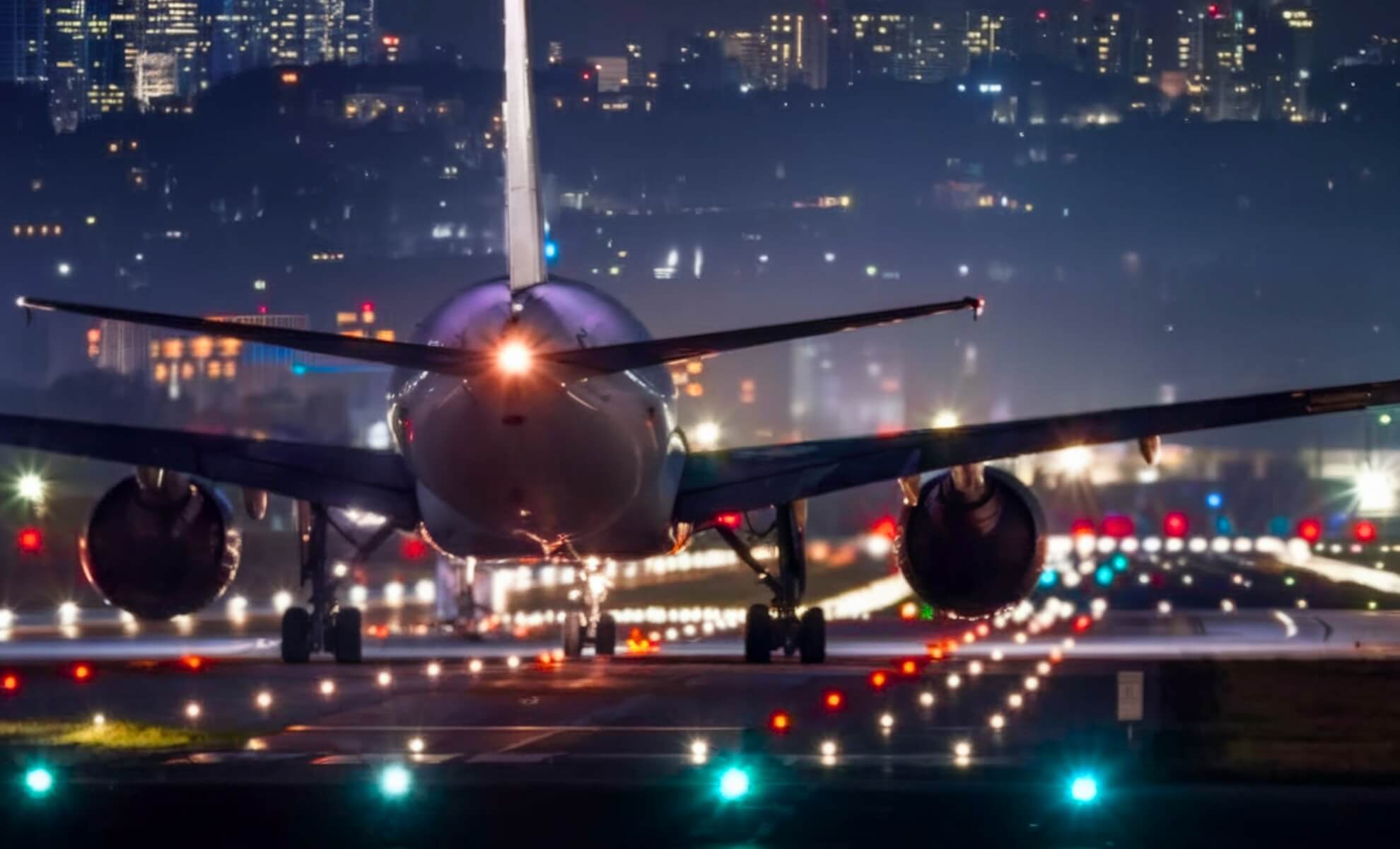 avion qui décolle d'un aéroport