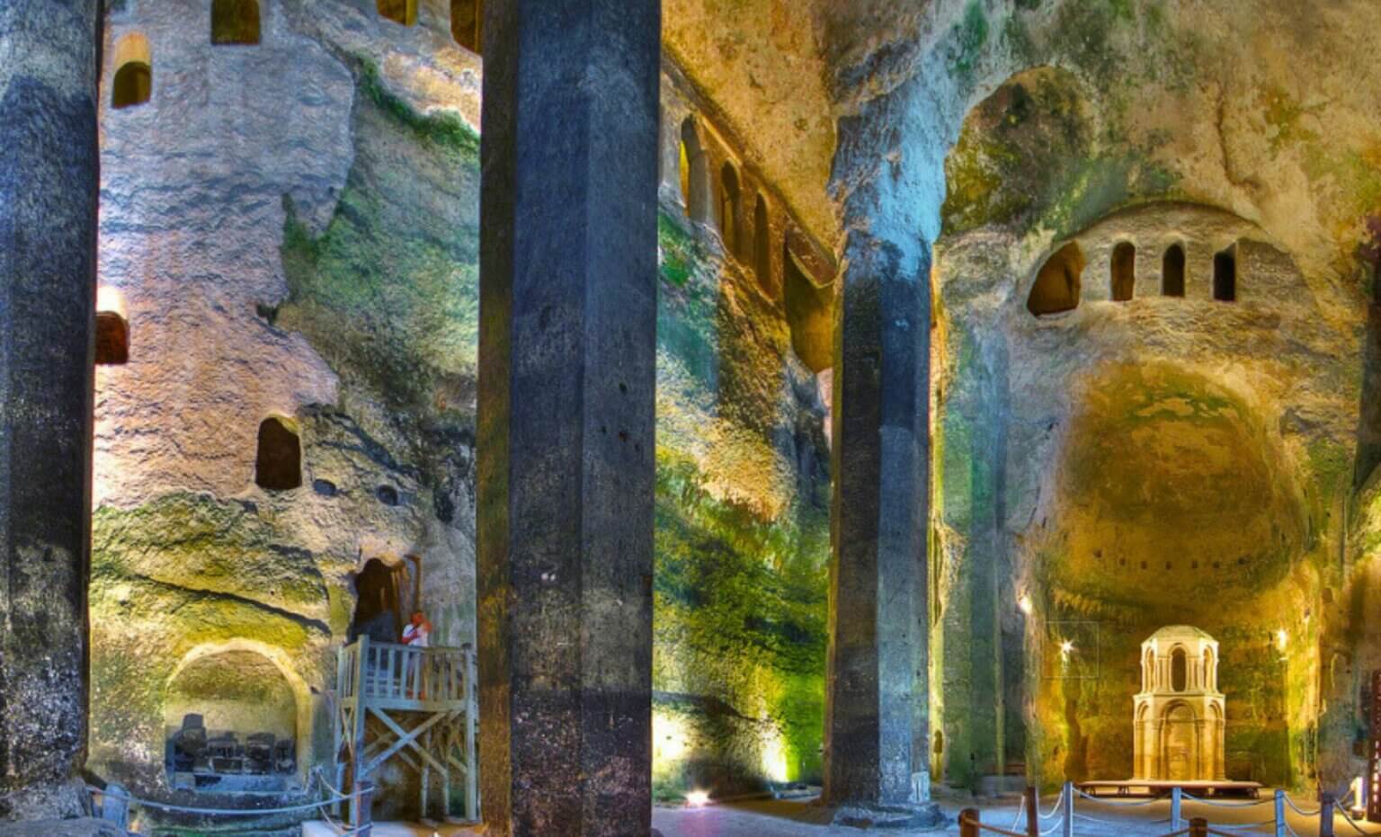 Une église creusée dans la roche : le secret millénaire que la Dordogne ...