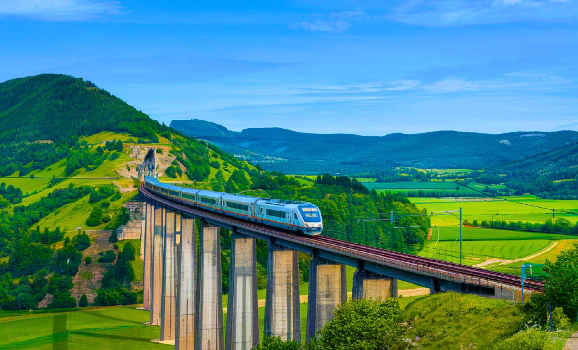 Un train roulant sur un pont ferroviaire