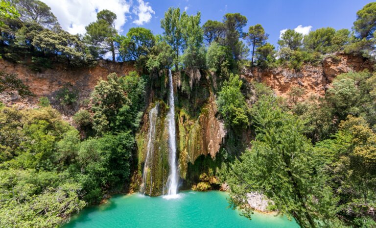 À deux heures de Nice, une cascade spectaculaire fait sensation dans le Var