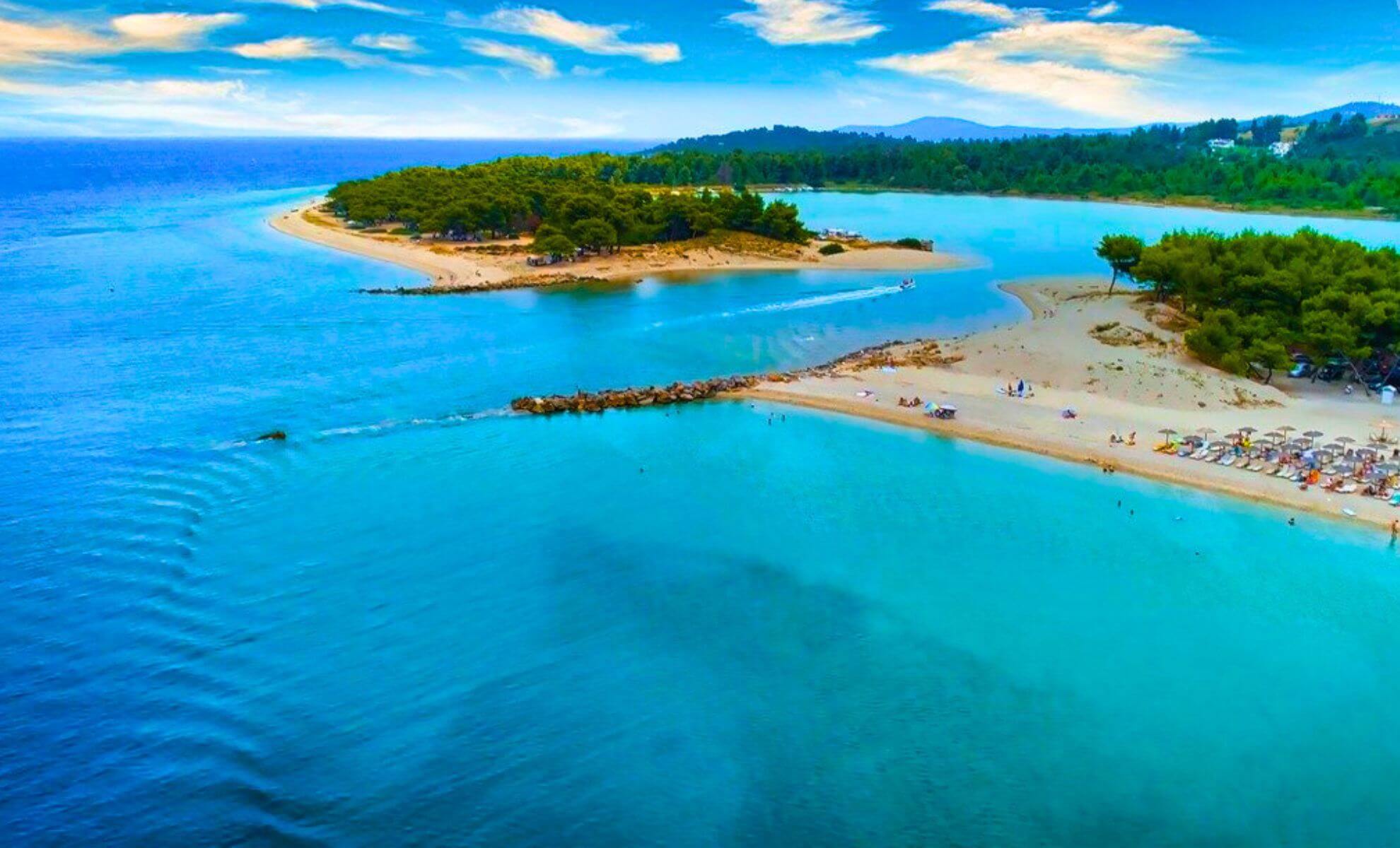 La plage Port Glarokavos sur la péninsule de Kassandra (Grèce)