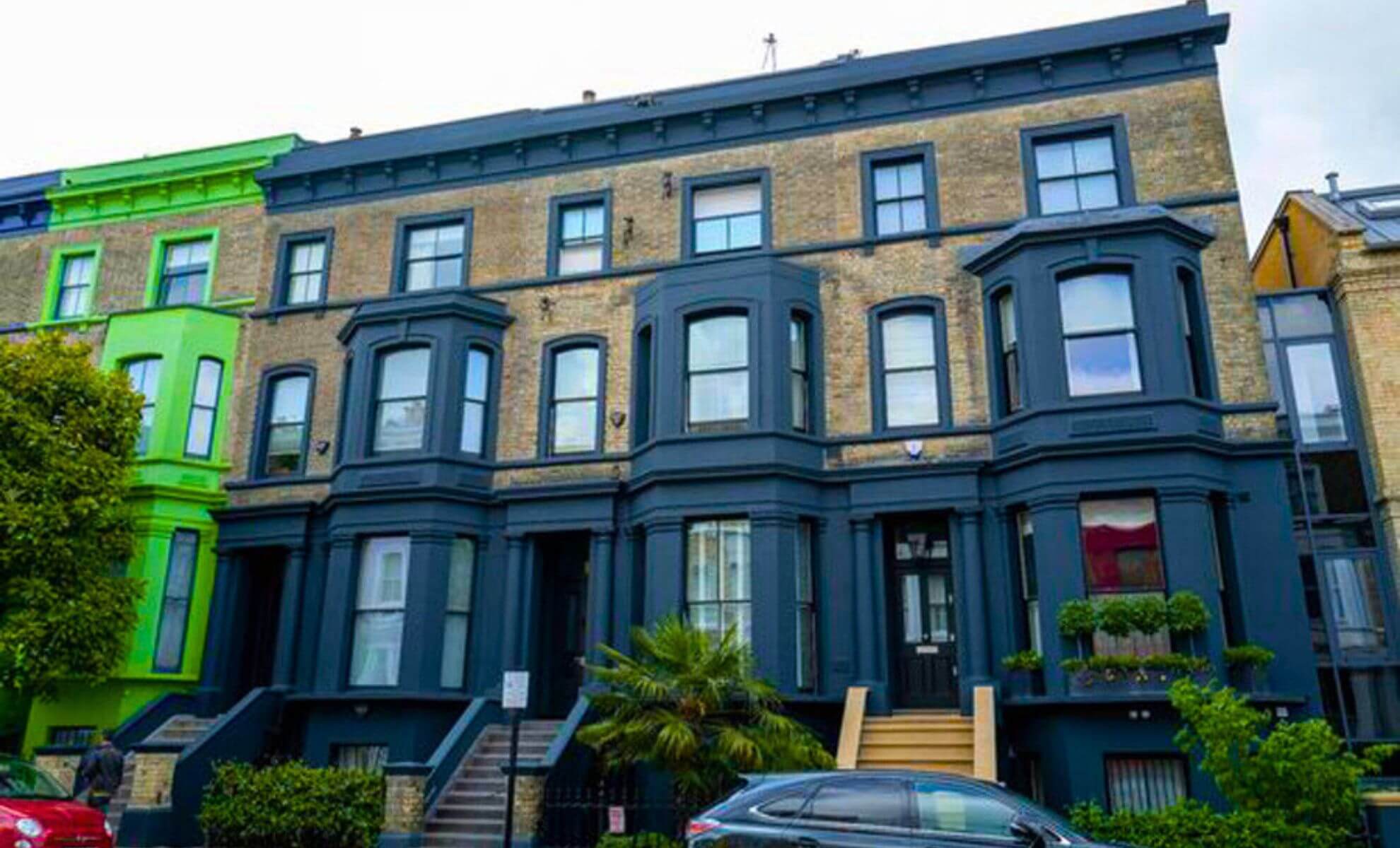 Des maisons peintes en noir dans le quartier de Notting hill