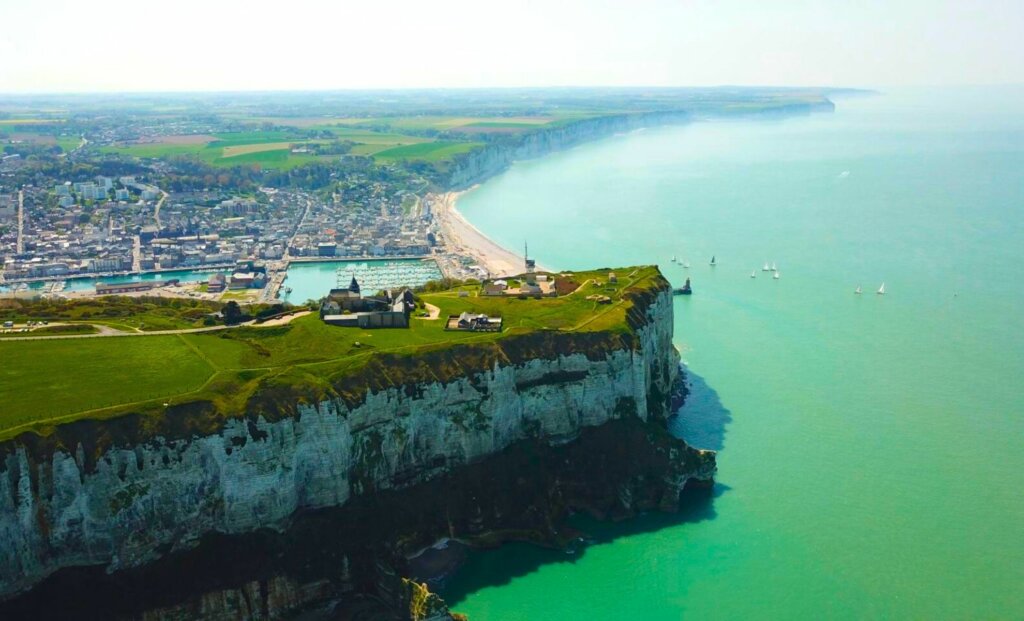 Moins de foule et plus de charme : Ces falaises secrètes de Normandie ...